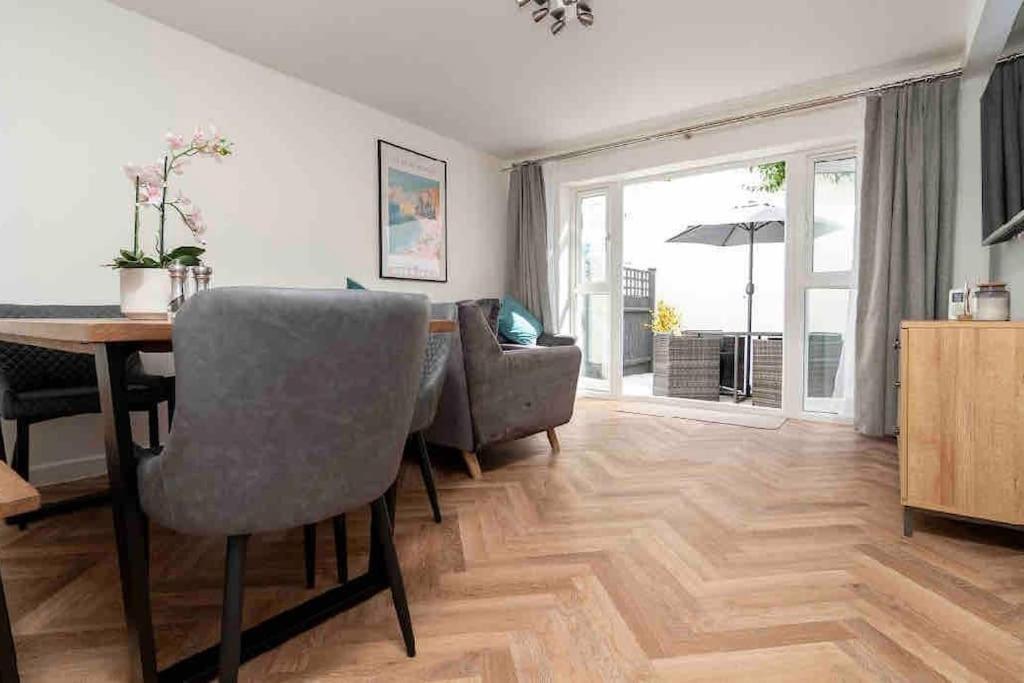 Lovely 4 Bed House Dom wakacyjny *